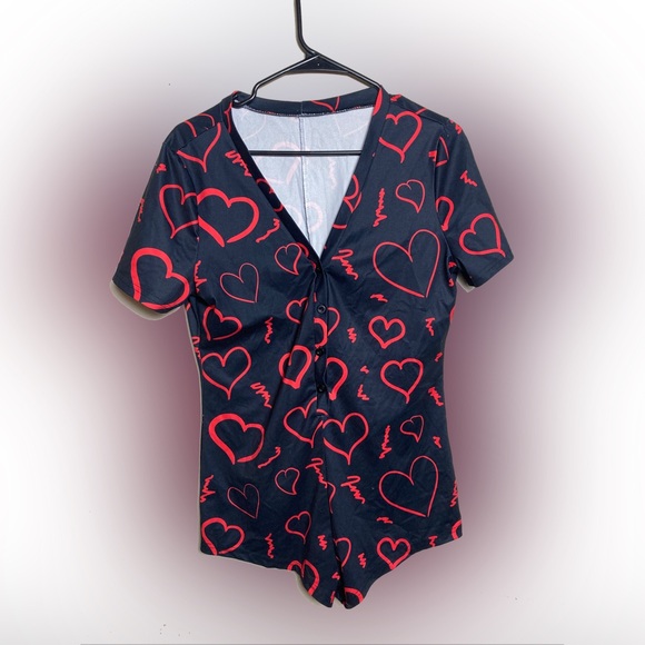Hearts Pajama Romper Large Black & Red Short Sleeve - Picture 1 of 3